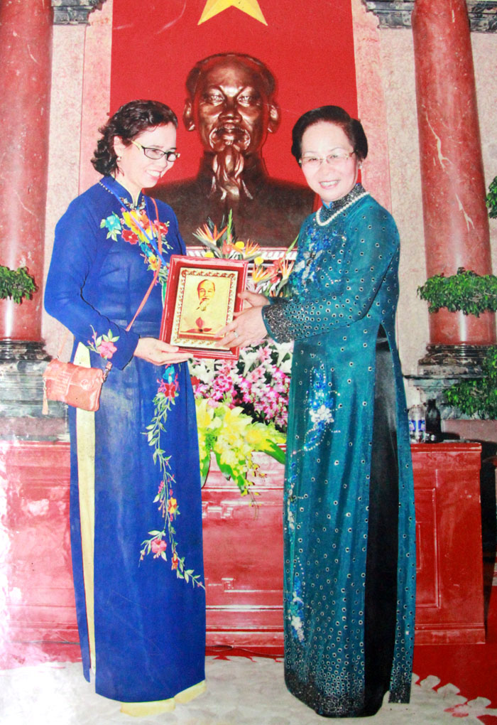 Phó Chủ tịch nước Nguyễn Thị Doan tặng quà lưu niệm cho lương y Nguyễn Quý Thanh