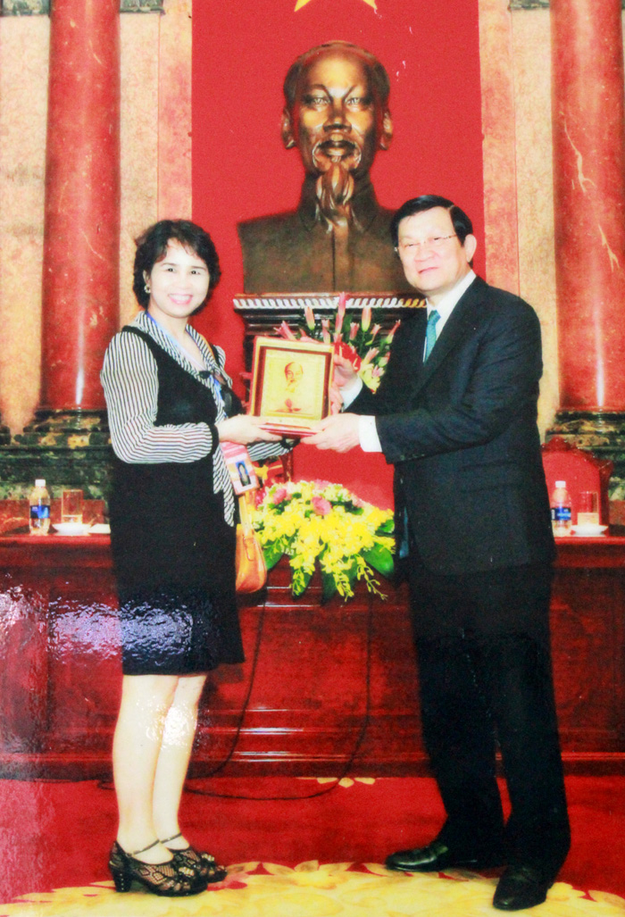 Chủ tịch nước Trương Tấn Sang tặng quà lưu niệm cho lương y Nguyễn Quý Thanh