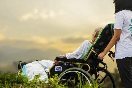 5 dấu hiệu nhận biết bệnh teo não ở người già